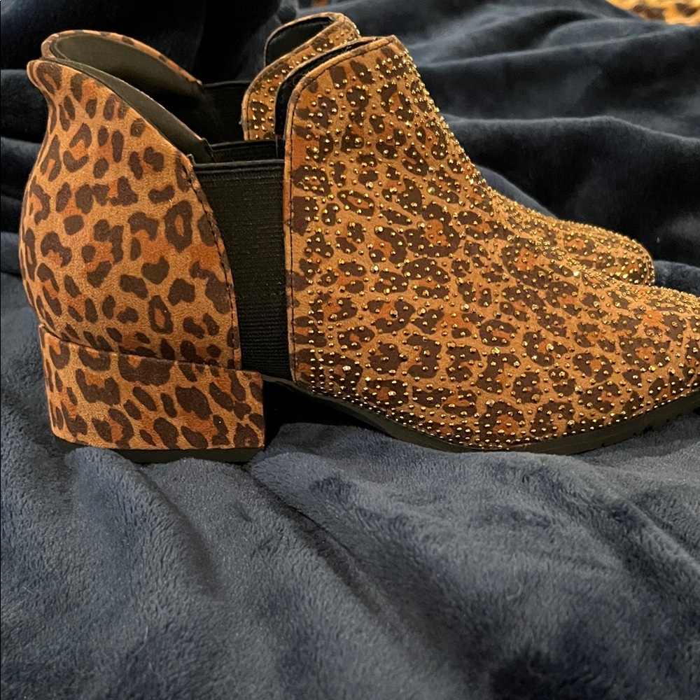 Leopard Print Ankle Boots Kenneth Cole reaction easy on size 6 1/2 gorgeous